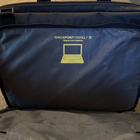 NWT Targus Revolution Laptop Case, Black Nylon 15.6" - Picture 4 of 9